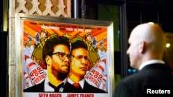 សន្តិសុខ​ម្នាក់​បាន​ឈរ​នៅ​មាត់​ទ្វារ​មហោស្រព​សិល្បៈ United Artists ក្នុង​អំឡុង​ពេល​បញ្ចាំង​ខ្សែ​ភាពយន្ត​ «The Interview» នៅ​ក្នុង​ទីក្រុង​ Los Angeles រដ្ឋCalifornia កាល​ពី​ថ្ងៃ​ទី​១១ ខែ​ធ្នូ​ ឆ្នាំ​២០១៤។ REUTERS 