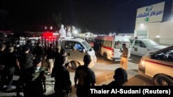 Orang-orang berkumpul di luar rumah sakit Ibn Khatib setelah kebakaran akibat ledakan tangki oksigen di Baghdad, Irak, 25 April 2021. (Foto: REUTERS/Thaier Al-Sudani)