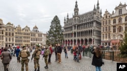 Pasukan keamanan Belgia menjaga ketat kawasan Grand Place di Brussels.
