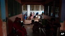 Des femmes enceintes attendent d'être assistées à l'hôpital de santé maternelle et infantile de Bundung à Serrekunda, en périphérie de Banjul, en Gambie, le 23 septembre 2021.