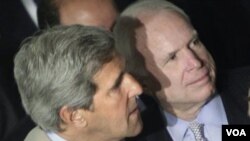 Dua Senator AS, John Kerry dan John McCain saat meninjau bursa saham di Kairo (26/6).