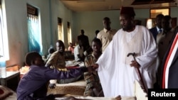 Le président sud-soudanais Salva Kiir visite les soldats de l'Armée populaire de libération du Soudan internés pour des soins à l'hôpital militaire de Juba, Soudan du Sud, décembre 2016.