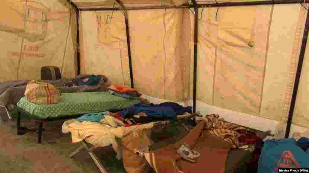 Intérieur d&#39;une tente pouvant accueillir une vingtaines de migrants dans le centre d&#39;accueil de la Croix Rouge italienne derrière la gare de Tiburtina, Rome, 5 octobre 2015 (Nicolas Pinault/VOA). &nbsp;