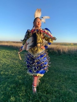 ນາງ ມາລາຍ ຖ່າຍຮູບໃນຊຸດຊົນເຜົ່າພື້ນເມືອງອາເມຣິກັນ.