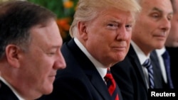 Predsednik SAD Donald Tramp, u pranji državnog sekretara Majka Pompea i šefa osoblja Bele kuće, Džona Kelija, na ručki sa singapurskim premijerom Li Hsein Lungom, u Istani, i Singapuru, 11. juna 2018.