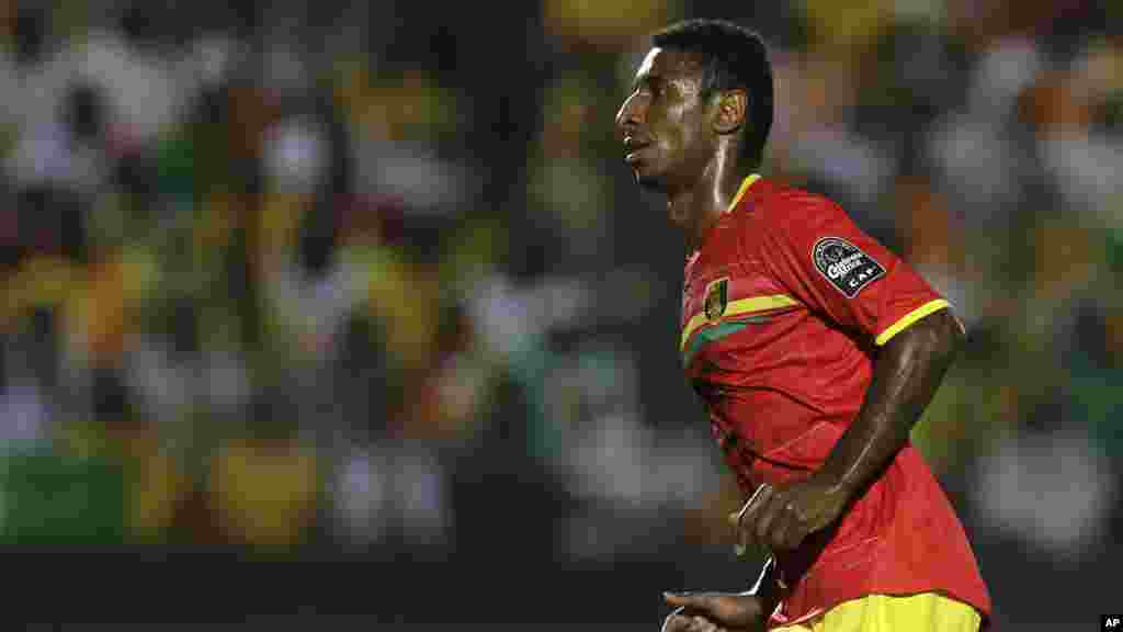 Kevin Constant de la Guinée regarde après avoir marqué un but sur un penalty lors du match de football de la Coupe d&#39;Afrique des Nations Groupe C contre le Mali à Mongomo, la Guinée équatoriale, mardi 27 janvier 2015