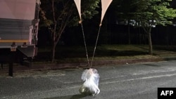 Balon sa kesom u kojem se nalaze predmeti iz Severne Koreje, na ulici u mestu Čungnam u Južnoj Koreji (Foto: Handout / South Korean Defence Ministry / AFP)