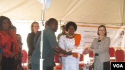 Nicole Buono of the Elizabeth Glaser Pediatric AIDS Foundation delivers medical supplies at Ntchisi District hospital in Malawi. (VOA/L.Masina)