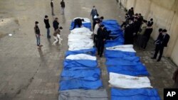 31 mayat yang dikumpulkan oleh petugas Palang Merah Bulan Sabit di jalanan kota Aleppo, Selasa (16/4).