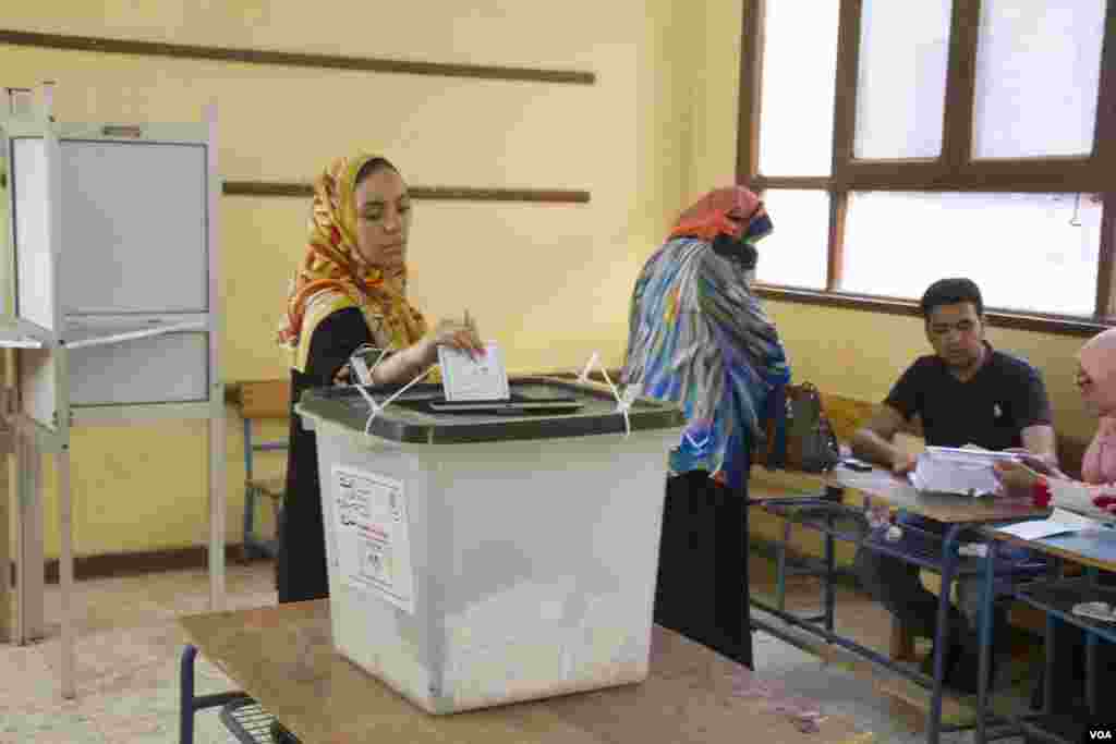 Para perempuan memberikan suaranya di Kairo, 27 May 2014. (Hamada Elrasam /VOA)