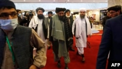 Mullah Abdul Ghani Baradar (tengah) dan anggota Taliban lainnya tiba untuk pembicaraan damai dengan Afghanistan di Moskow, 18 Maret 2021. (Foto: AFP)