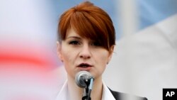 Maria Butina, ketua organisasi pro-senjata di Rusia, berbicara di hadapan pada pendukung kepemilikan senjata di Moskow, Rusia, 21 April 2013.
