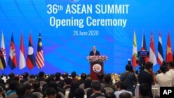 នាយក​រដ្ឋ​មន្ត្រី​វៀតណាម Nguyen Xuan Phuc ថ្លែង​ក្នុង​ពេល​បើក​កិច្ច​ប្រជុំ​កំពូល​អាស៊ាន​លើក​ទី​៣៦ តាម​ប្រព័ន្ធ​វីដេអូ កាល​ពី​ថ្ងៃ​សុក្រ ទី​២៦ មិថុនា ២០២០។