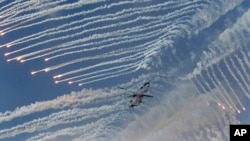 Helikopter Korea Selatan melepaskan tembakan dalam latihan militer dengan AS di Pocheon, dekat perbatasan dengan Korea Utara (28/8). (AP/Ahn Young-joon)