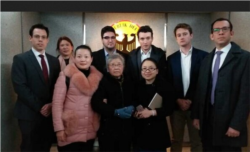 Huang Qi's mom meets with diplomats from five countries in Chengdu to advocate for her son in 2018. (Web screenshot)
