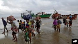 Familia zilizopoteza makazi yao kutokana kimbunga Idai wakiokolewa katika wilaya ya Buzi iliyokumbwa na mafuriko maili 120 nje ya mji wa Beira, Rufiji, Machi 23, 2019. 