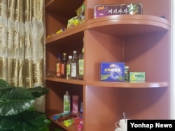 서울도시건축비엔날레 DDP 전시장에 설치된 평양 아파트 모델하우스 주방 찬장.