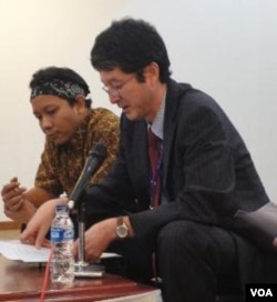 Sutradara 'Prison and Paradise' Daniel Rudi Haryanto (kiri) dan Direktur 'The Japan Foundation' Tadashi Ogawa.