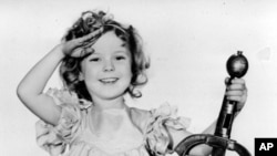 Pada foto yang diambil tahun 1933 ini, Shirley Temple sedang berperan sebagai "Little Miss Marker." (Foto: dok.) 