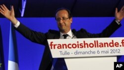 Presiden-terpilih Francois Hollande mengucapkan terimakasih kepada para pendukungnya di Tulle, Perancis tengah (6/5).