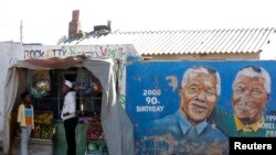 Des jeunes devant une boutique de fortune à Soweto, Johannesburg, Afrique du Sud, le 8 juin 2013
