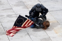 Politsiya namoyishchilardan birini hibsga olmoqda, Vashington, 2021-yil, 6-yanvar