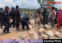 រូបភាព​ដែល​បង្ហោះ​ដោយ​នគរបាលជាតិ​កាលពី​ថ្ងៃទី១៩ ខែមេសា ឆ្នាំ២០១៩​នេះ​ បង្ហាញ​ពី​ការ​រុះរើ​ដុំថ្ម ដែល​ពលរដ្ឋ​ប្រើ​ដើម្បី​បិទ​ផ្លូវ​ជាតិ​លេខ៤ ដោយសារ​តែ​ជម្លោះ​ដីធ្លី។ (រូបភាព​ពី​គេហទំព័រ​នគរបាលជាតិ)