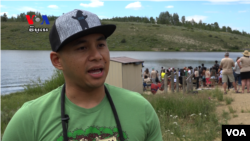 លោក ឆាយ គឹមសួរ ជា​អ្នក​ស្ម័គ្រចិត្ត​ផ្ដល់​ប្រឹក្សា​យោបល់​ដល់​កូន​ខ្មែរ​ដែល​ចូលរួម​ក្នុង​កម្មវិធី​បោះជំរំ​មរតក​ខ្មែរ​នេះ​អស់​រយៈពេល​១៣​ឆ្នាំ​មក​ហើយ។ (សាយមុន្នី/VOA)