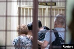 Anggota keluarga berkumpul untuk melihat jenazah Nora Anne Quoirin, remaja Irlandia berusia 15 tahun, di RS Tuanku Jaafar di Seremban, Malaysia, 13 Agustus 2019. (Foto: Reuters)