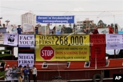 រូបឯកសារ៖ បដា​របស់​អ្នក​ធ្វើ​បាតុកម្ម​ប្រឆាំង​នឹង​ការ​សាងសង់​ទំនប់​វារីអគ្គិសនី​នៅ​លើ​ទន្លេ​មេគង្គ។