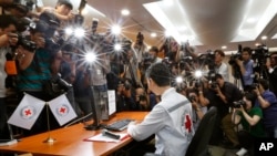 2015年9月9日，韩国红十字会会长在首尔总部电脑系统前被媒体团团围住，该系统负责“机选”参加离散家属会见的候选人名单。