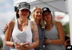 지난해 10월 미국 라스베이거스 총기난사 사건 1주기를 맞아 열린 희생자 추모 기도회에서 참석자들이 눈물을 흘리고 있다.