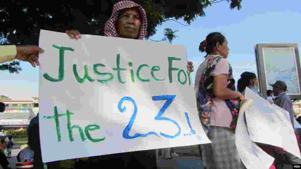 សមាជិក​របស់​សមាគម​ក្រៅ​ប្រព័ន្ធ កម្មករ​រោងចក្រ​ និង​ប្រជា​ពលរដ្ឋ​រងគ្រោះ​ក្នុង​ជម្លោះ​ដី​ធ្លី​ បាន​សម្តែង​ការអបអរ​សាទរ​នៅ​ពេល​ដែល​លោក វន់ ពៅ និង​កម្មករ​ដ៏ទៃ​ទៀត​ត្រូវ​បាន​ដោះលែង នៅ​ព្រឹក​ថ្ងៃសុក្រ​ទី​៣០ ខែឧសភា ឆ្នាំ២០១៤។