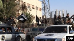 Cette image a été publiée par le groupe terroriste le 30 juin 2014, montrant les jihadistes dans les rues de Raqa.