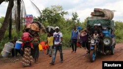 Ba Congolais bazongi na Tshikapa na Kasaï kowuta Angola epayi wapi babenganami. 13 octobre 2018.