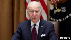 조 바이든 미국 대통령이 20일 백악관에서 출입기자들과 환담하고 있다. 