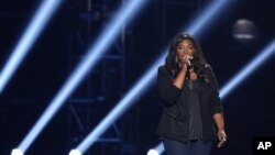 Candice Glover, pemenang "American Idol 2013" tampil dalam final acara pencarian bakat itu di Nokia Theatre di Los Angeles (16/5). (AP/Invision/Matt Sayles)