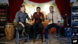 Tiga anggota band salsa Sonora Carruseles, Leonardo Sierra (kiri), Daniel Marmolejo (tengah) dan Jans Certuche tampil di Doral, Florida (17/8). (AP/Alan Diaz)