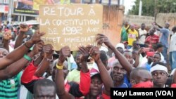 Des centaines de manifestants sont dans les rues de Lomé, au Togo, le 4 octobre 2017. (VOA/Kayi Lawson)