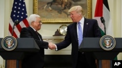 Presiden Donald Trump berjabat tangan dengan Pemimpin Palestina Mahmoud Abbas seusai membacakan pernyataan mereka di ruang Roosevelt, Gedung Putih, Washington, 3 Mei 2017. (AP Photo/Evan Vucci). 