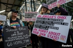 Grupa građana New Yorka, protestuje zbog kongresnog pretresa posvećenog nasilju u tom gradu koji je, iz New Yorka održao kongresmen iz države Ohio, republikanac Jim Jordan, 17. aprila 2023. (Foto: Rojters/David Dee Delgado)