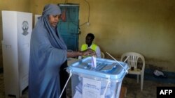 Une électrice vote à Hargeisa, Somaliland, le 13 novembre 2017, lors de la présidentielle remportée par Muse Bihi.