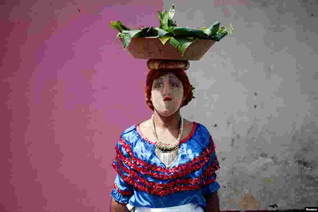 Seorang pria dengan topeng merayakan hari Santo San Jeronimo di kota Masaya, Nikaragua.