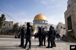 Polisi Israel mengamankan kompleks Masjid Al-Aqsa, yang dikenal umat Islam sebagai Tempat Suci dan bagi Yahudi sebagai Bukit Bait Suci, di Kota Tua Yerusalem, Selasa, 3 Januari 2023. (Foto: AP)
