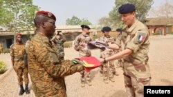 Samedi, le drapeau français a été replié en catimini dans l’enceinte du camp de Kamboinsin, où était basée la force Sabre, après quinze années de présence.