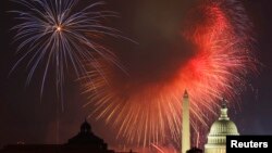 美国国庆日的烟花在华盛顿纪念碑和国会大厦上空绽放。（资料照片）