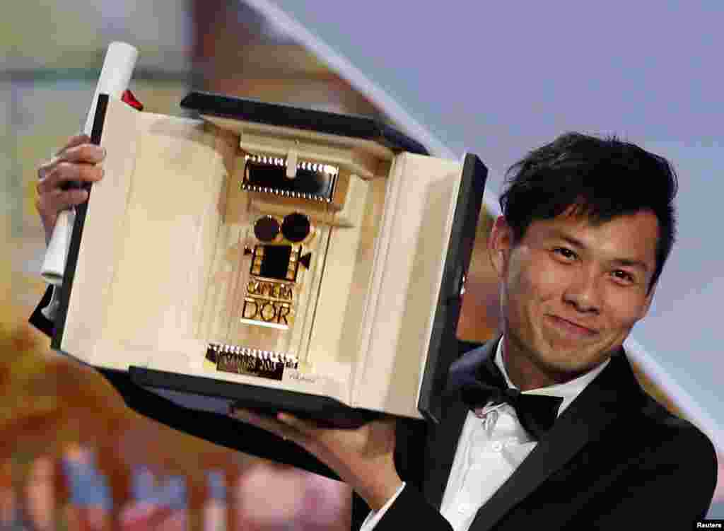 Sutradara asal Singapura Anthony Chen memegang piala Camera d&#39;Or yang dimenangkannya untuk filmnya &quot;Ilo Ilo&quot; (26/5).