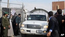 ពលរដ្ឋ​ប៉ាឡេស្ទីន​ម្នាក់​ចោលស្បែកជើង នៅកណ្តាលខាងលើ ទៅលើ​ក្បួន​រថយន្ត​លោក​អគ្គលេខាធិការ​​អង្គការ​សហប្រជាជាតិ បាន គីមូន ដែល​ឆ្លងកាត់ព្រំដែនអេរ៉ហ្ស រវាង​អ៊ីស្រាអែល និងកាហ្សា ថ្ងៃទី២ កុម្ភៈ ២០១២។