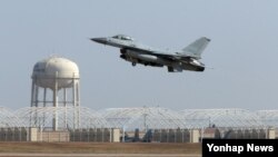 미국 정부가 KF-16 전투기 성능개량 사업을 25억 달러(한화 약 2조8천억 원) 규모로 승인했다. 사진은 이륙하는 KF-16 전투기. (자료사진)