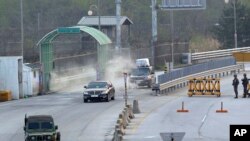 2013年5月3日，韩国在朝鲜开城工业园区的管理委员会主席的车辆抵达韩国首尔以北坡州，分隔韩国和朝鲜的板门店非军事区附近的海关，移民和检验局。